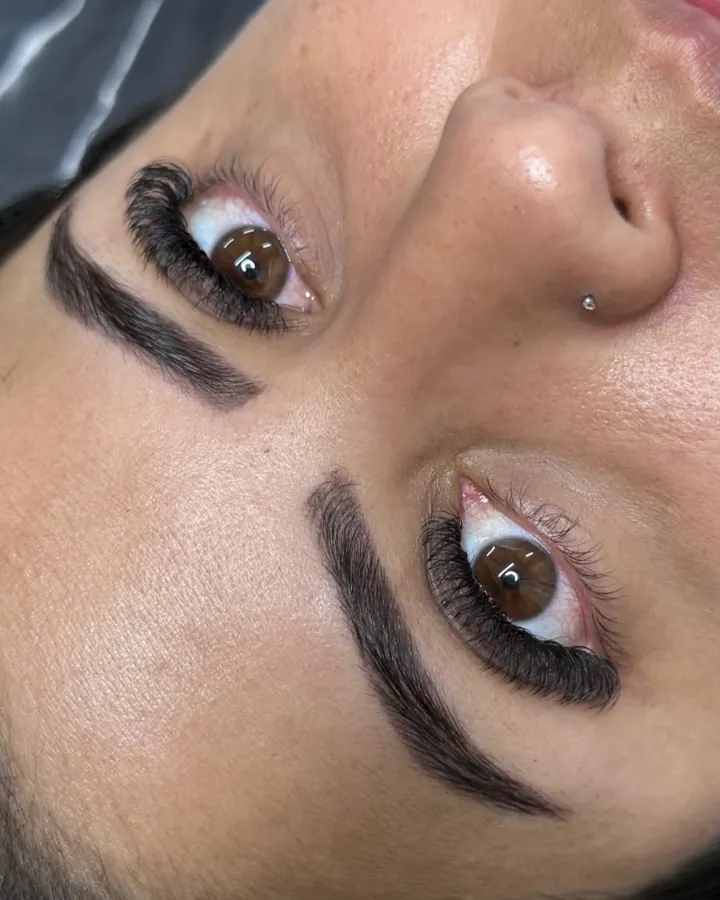 Olhos com extensão de cílios volumosa e sobrancelha desenhada