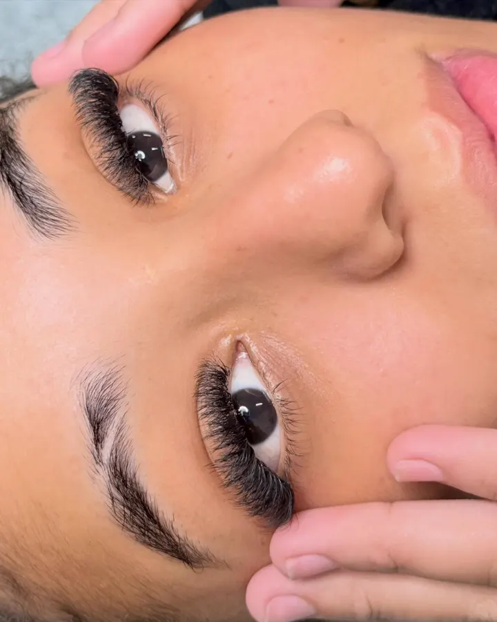 Close de olho com extensão de cílios volumosa