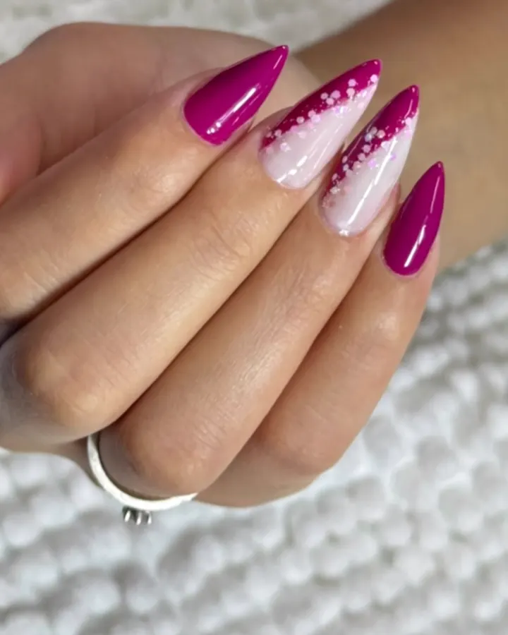 Unhas em stiletto magenta com detalhe em glitter